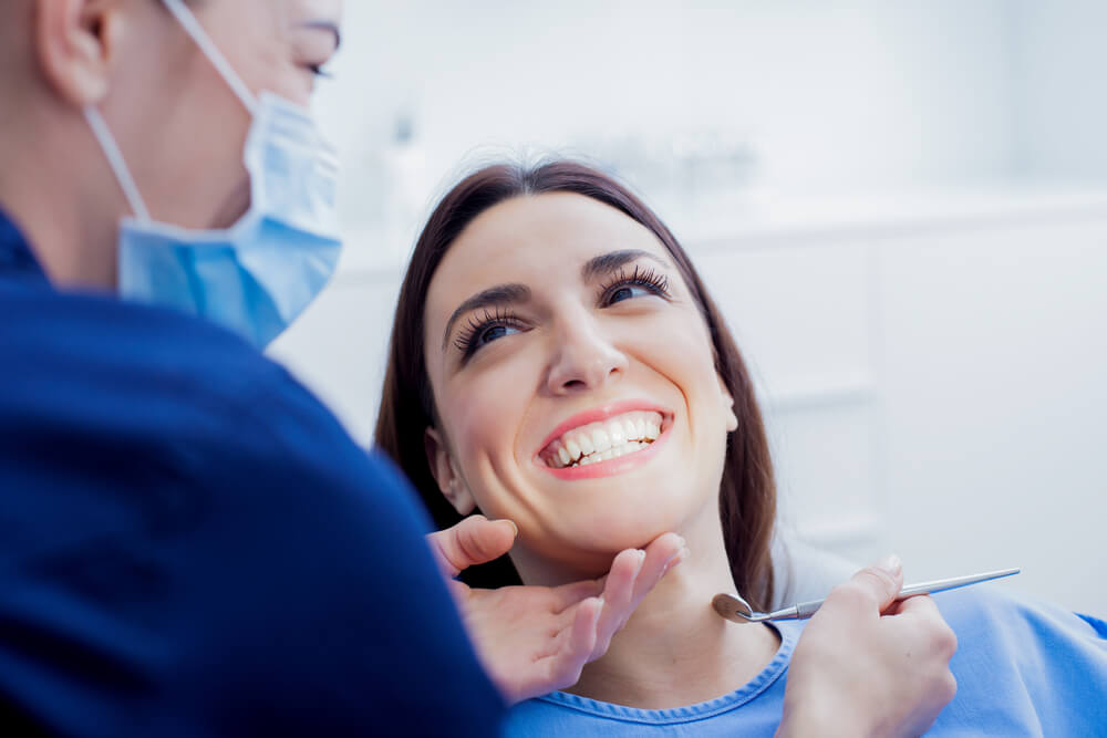 mujer en el dentista